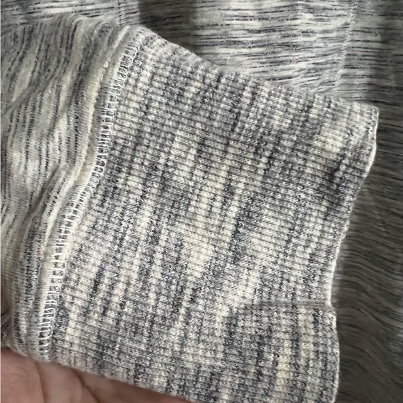 H by Halston Gray & Cream MEDIUM Knit High Low Long Sleeve V-Neck Tunic Pre-love - Picture 4 of 7